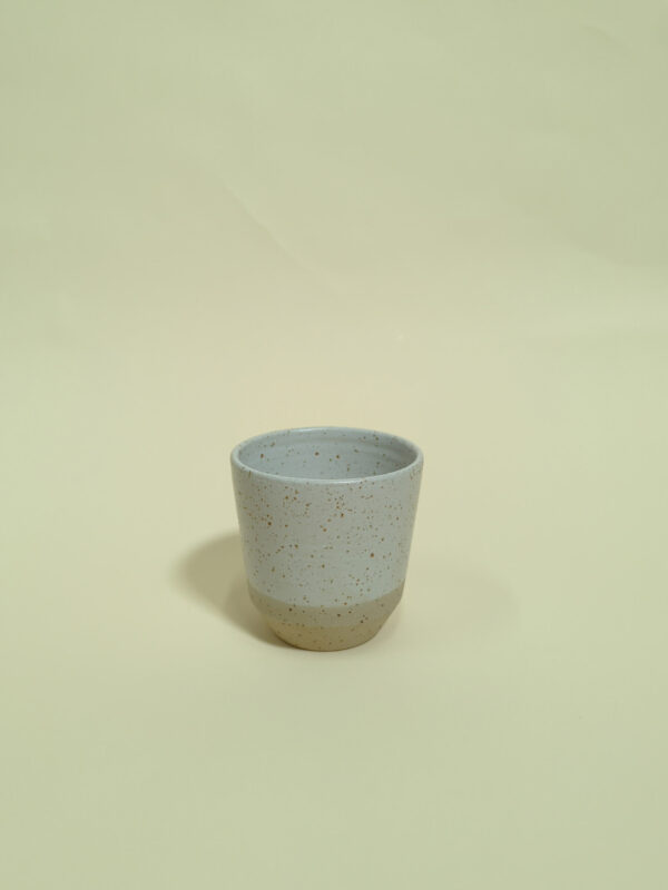 taza de cerámica hecha a mano